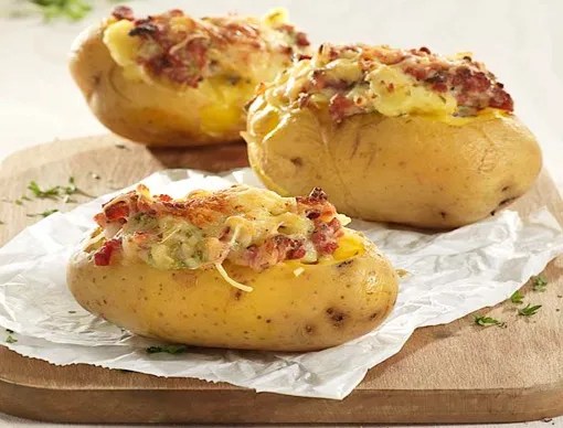 Pommes de terre Macaire farcies et gratinées au gruyère, parsemées de ciboulette