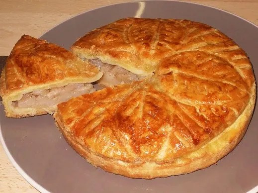 Pâté aux poires du Morvan, tourte dorée avec sa cheminée, servie tiède