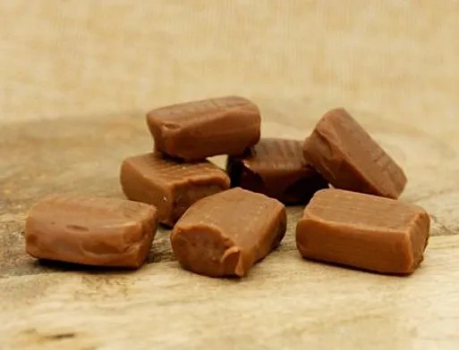 Babeluttes de Lille maison, caramels dorés au miel emballés dans du papier