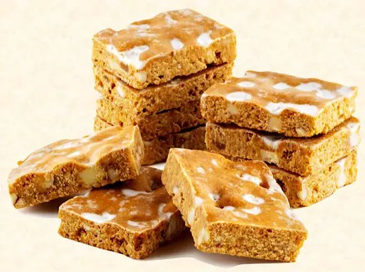 Bredeles leckerlis, carrés de pain d'épices au miel glacés au citron, noisettes et amandes