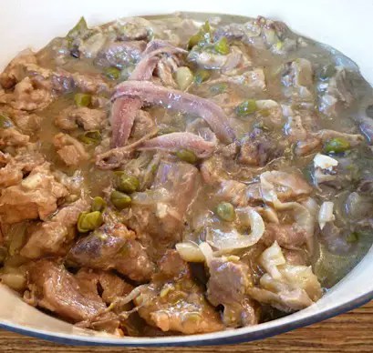 Broufade arlésienne, bœuf mijoté aux oignons, câpres et anchois servi en cocotte