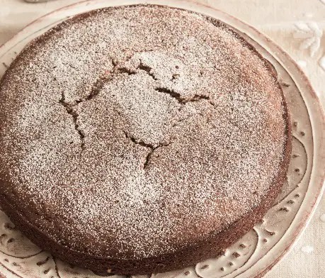 Reboussié des Cévennes, gâteau moelleux à la châtaigne coupé en parts, morceaux de châtaignes visibles