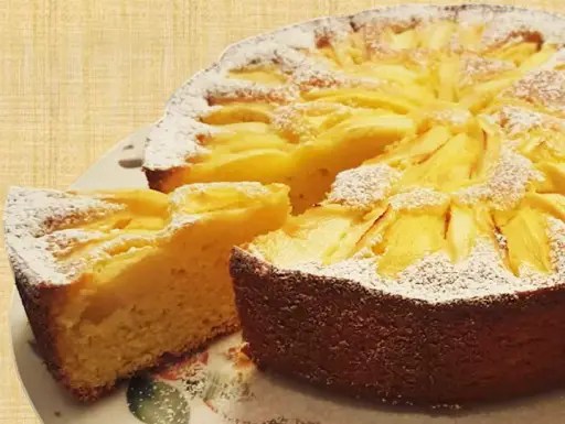 Gâteau aux pommes à la farine de maïs, ses tranches en rosace et sa mie jaune