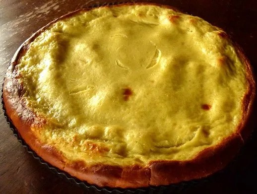 Gâteau de frayure doré, pâte briochée garnie de crème vanillée, spécialité du pays de Montbéliard