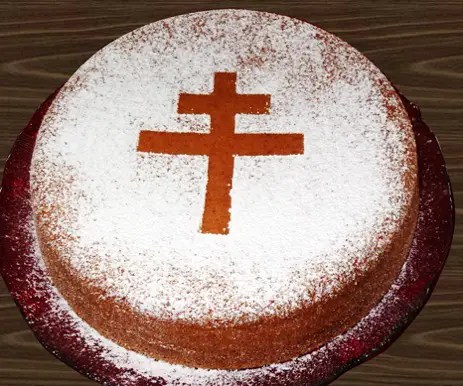 Gâteau lorrain aux amandes et à la mirabelle décoré d'une croix de Lorraine en sucre glace