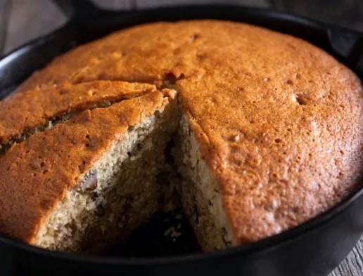 Gâteau aux noix grand-mère : gâteau corrézien au beurre, riche en noix et allégé par des blancs montés en neige.