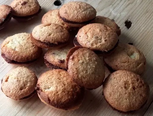 Macarons duchesse alsaciens à la noisette garnis de chocolat noir, bredele de Noël