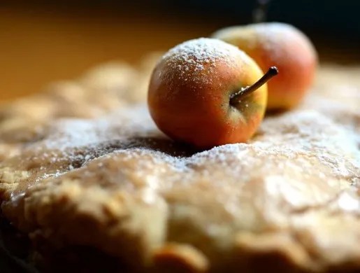 Pastissou aux pommes doré, tourte feuilletée aux pommes râpées et au citron, avec une part découpée
