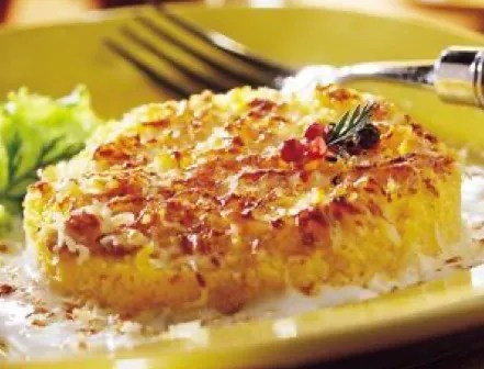 Polenta à la savoyarde gratinée au beaufort dans un plat à gratin, fromage fondu et doré