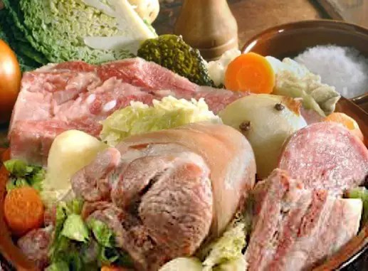 Rapoutet de Thiers dans un faitout, talon de jambon sec entouré de chou vert, pommes de terre et haricots blancs