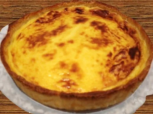 Tarte à la crème alsacienne dorée, part coupée montrant la crème prise sur pâte brisée