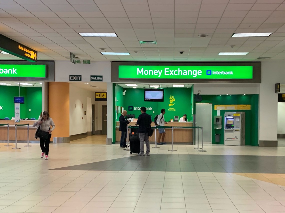 Cambio de moedas no aeroporto de Lima