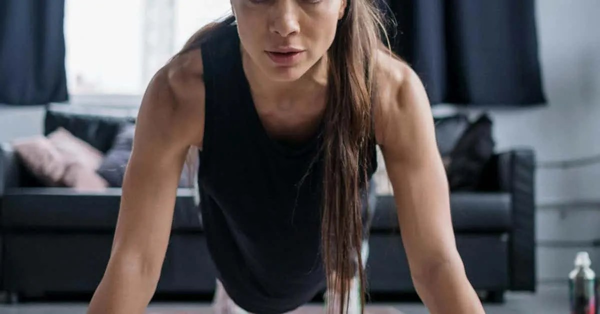A women doing pushups