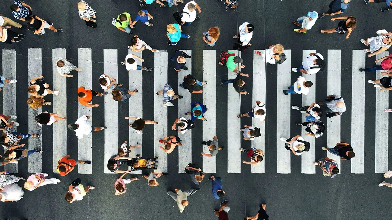 Aerial view of pedestrians walking on a busy street illustrating that high website traffic doesn't always end in a high conversion rate.