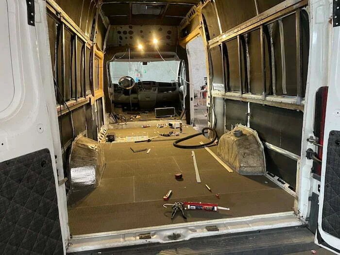 jak ocieplić podłogę w kamperze