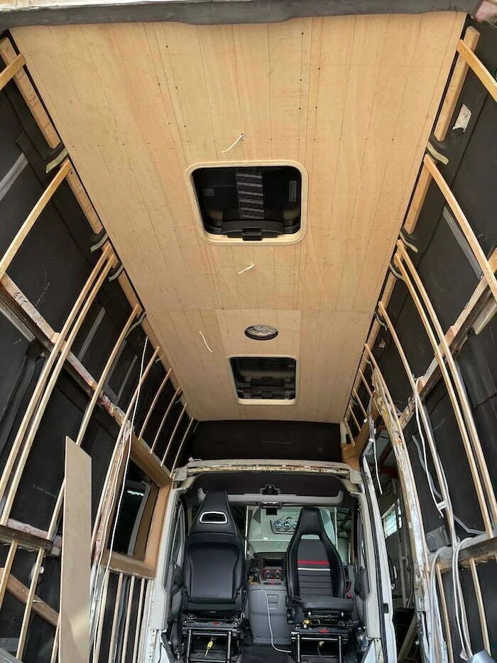 budowa sufitu w kamperze