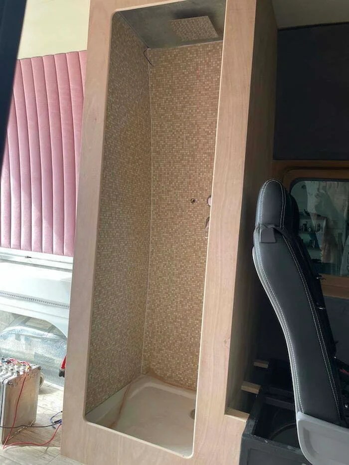 budowa prysznica w kamperze