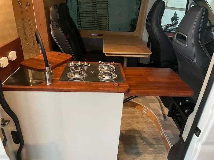 budowa kuchni w kamperze