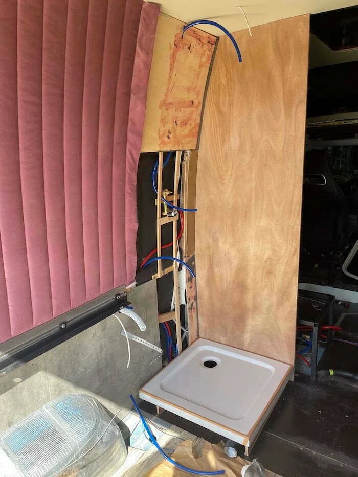 budowa prysznica w kamperze