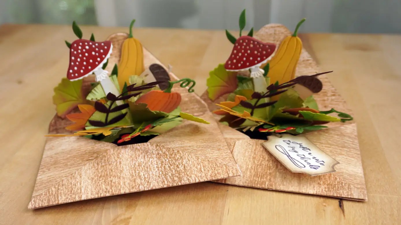 The Autumn Wonder pop-up card closes down into a pretty little envelope.