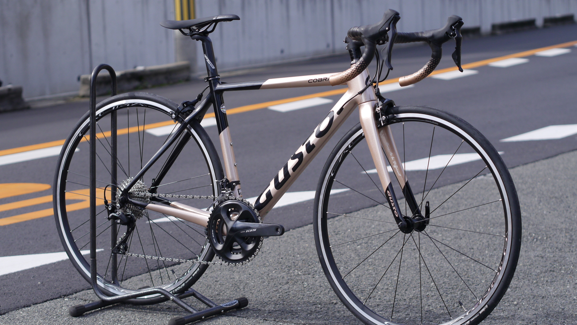 入荷情報☆ 「GUSTO」グスト /「COBRA」/コブラ Sサイズ：ゴールド
