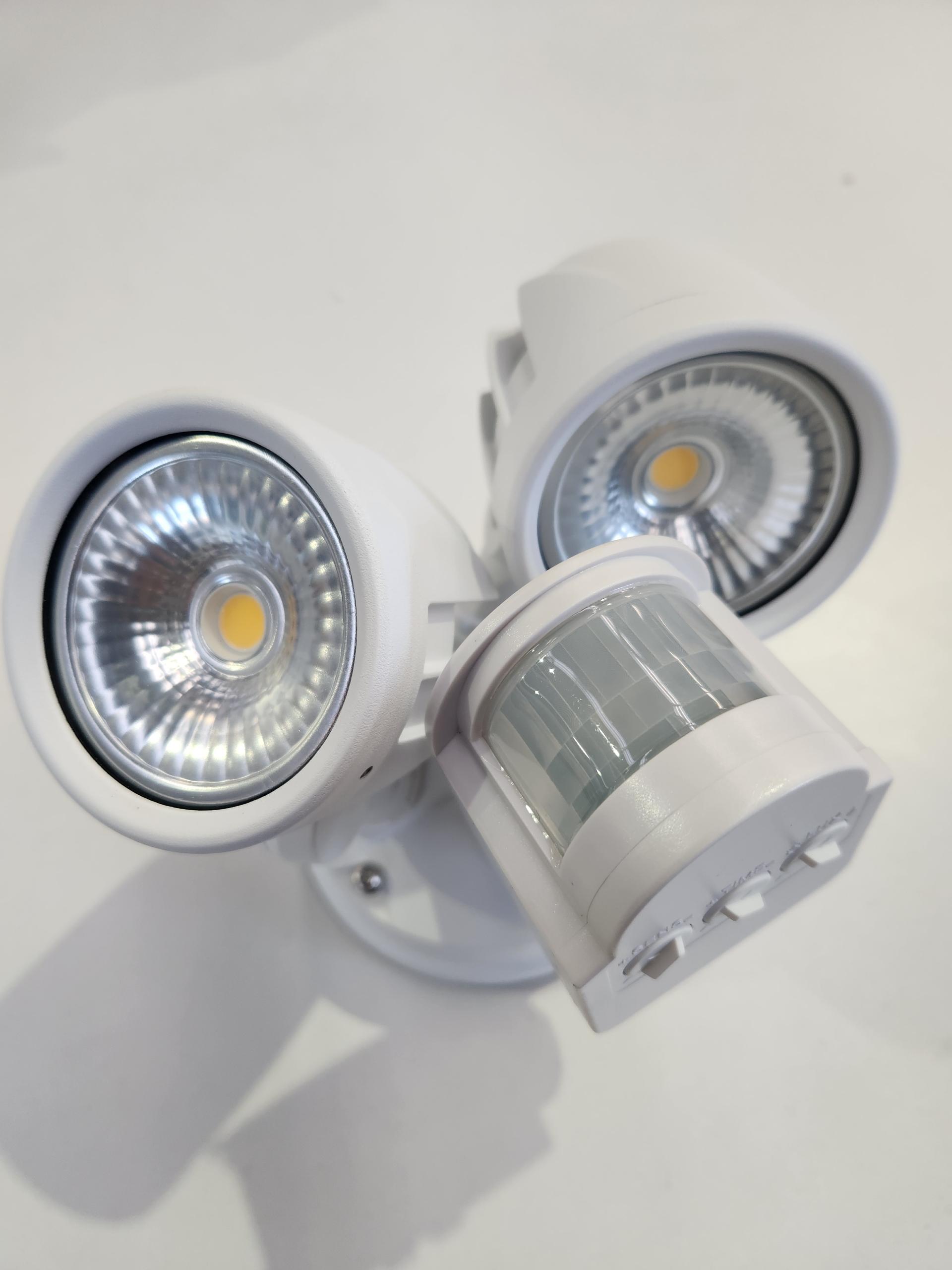 LED IP65 SPOT PIR 2X12W 4000k 1200limens base size:121mm