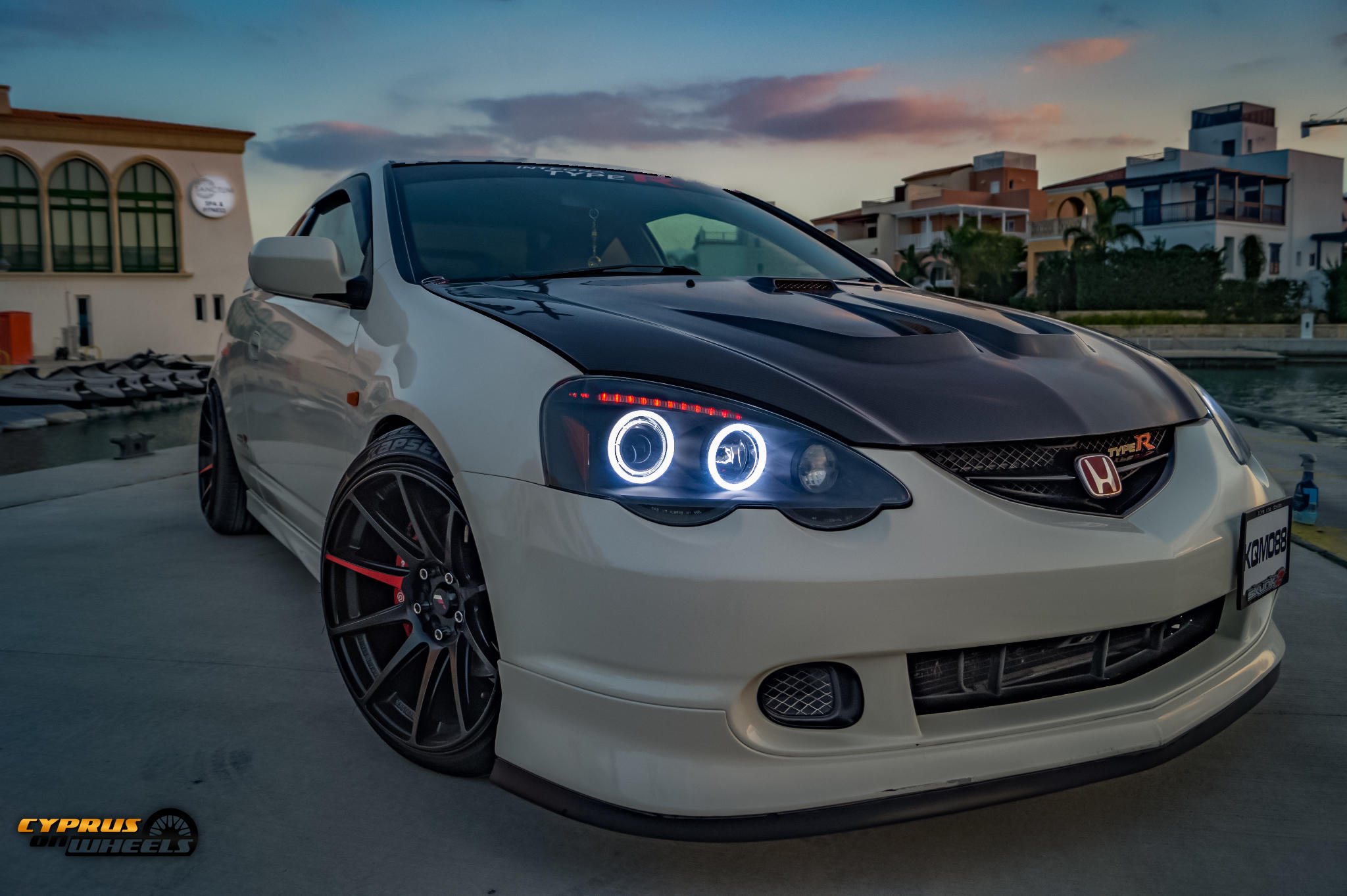 A loud daily driver.honda dc5 type r.