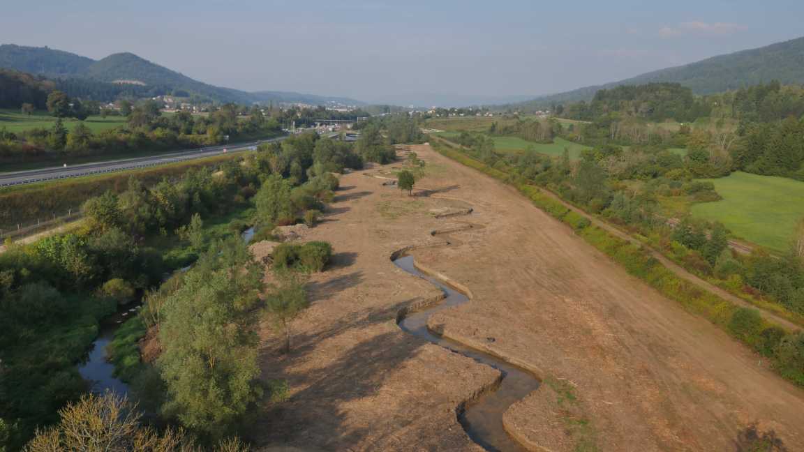 Vue sur le nouveau chenal reméandré pendant les travaux