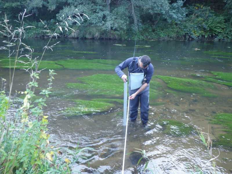 Loïc en waders réalise un transect EVHA