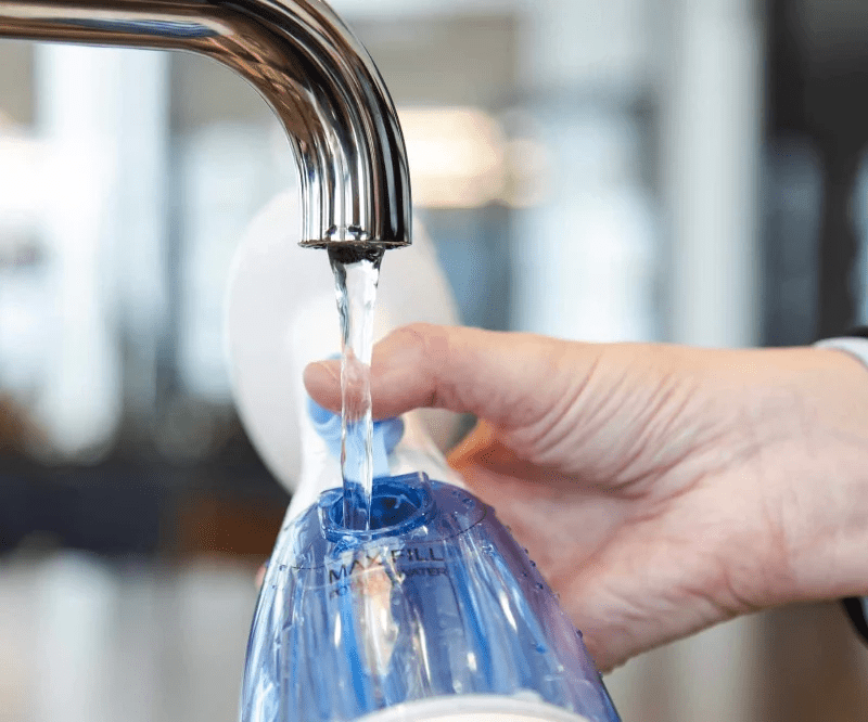 Le vaporisateur d’ozone aqueux EnozoPRO remplace les nettoyants et désinfectants traditionnels en convertissant l’eau potable en eau ozonée.