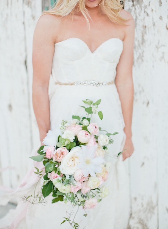 Soft & natural wedding inspiration in a wheat field