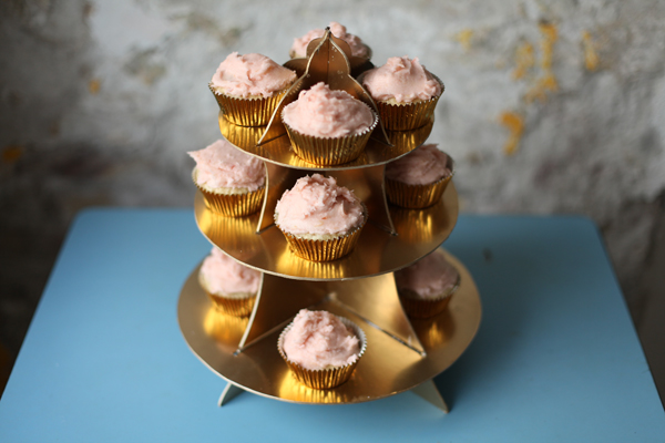 Möchten sie nicht nur auf dem . DIY Cupcake Stand with Free Template