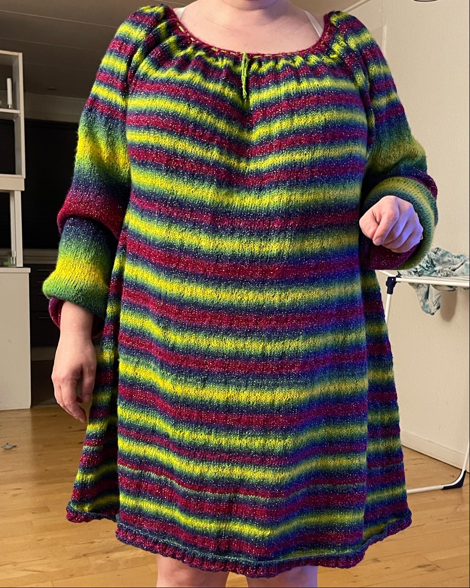 Solve knitted dress jigsaw puzzle online with 320 pieces