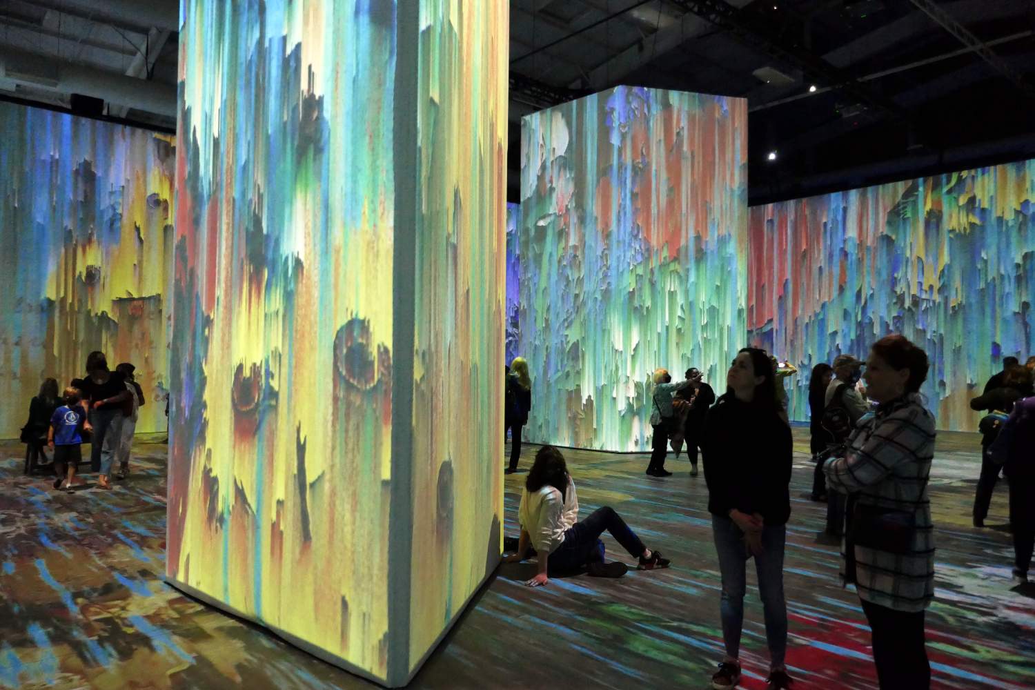 Solve van gogh immersive experience jigsaw puzzle online with 96 pieces