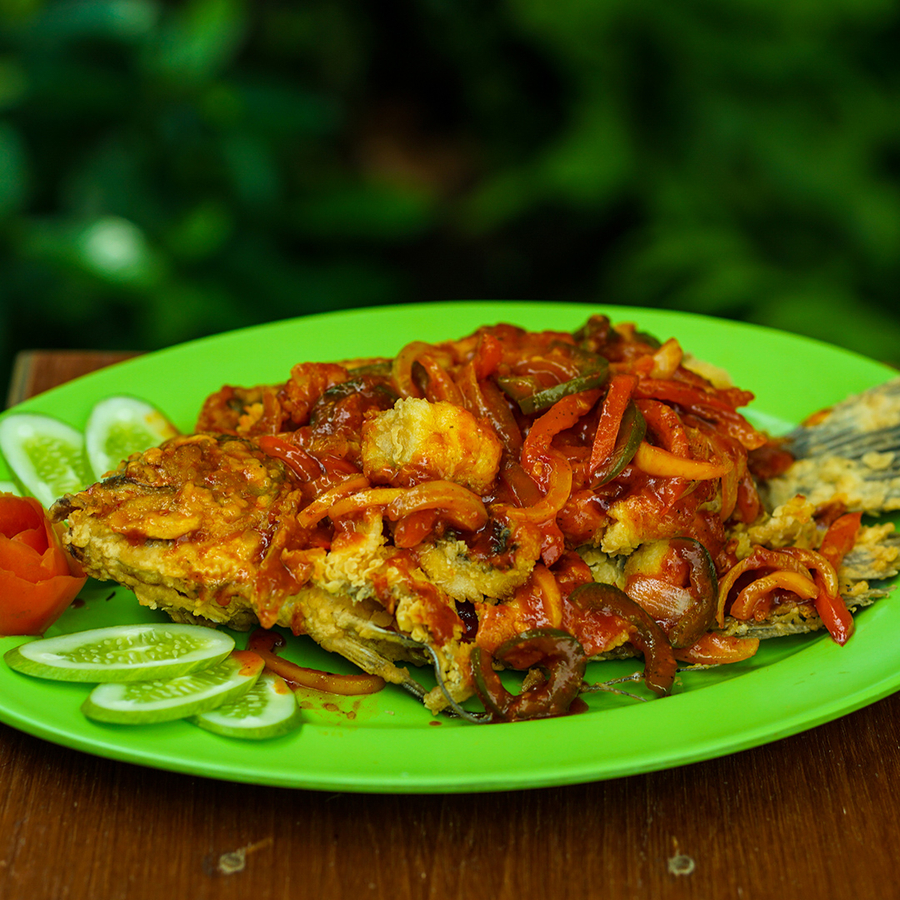 1 ekor gurame (fillet) kurang lebih 600 gram Gurame Saus Padang