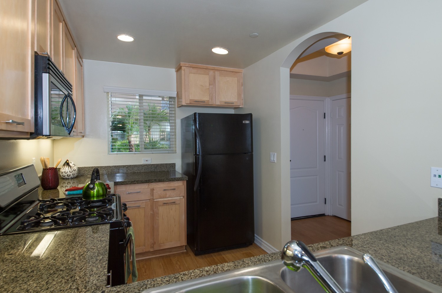 特別養護老人ホーム ハピータウンkobe/ 灘の浜高齢者介護支援センター 神戸市灘区摩耶海岸通（hat神戸） 当施設は阪神淡路大震災の復興シンボルとして神戸市が開発したhat神戸灘の浜地区の中心にあり、地域の施設入所、在宅介護、地域コミュニティづくりを行っています。 Belasera at Sherman Way, Los Angeles - (see pics & AVAIL)