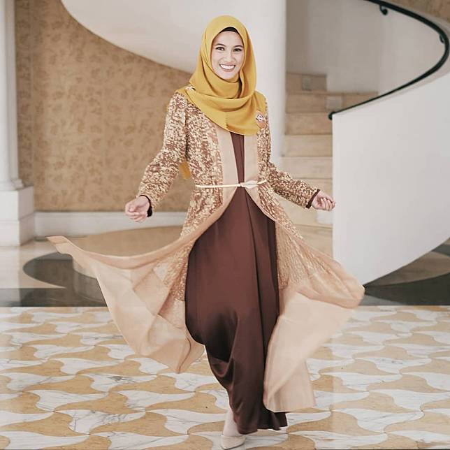 Kombinasikan dengan dalaman berwarna putih, maka kedua warna ini akan membuat kulit . 7 Warna Hijab Yang Cocok Dipadukan Dengan Gamis Cokelat Dan Gak Bikin Kusam Womantalk