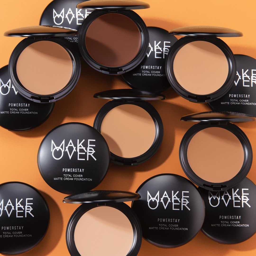 Oleskan secara merata ke wajah dan leher setelah aplikasi utama dan . 6 Bedak Padat Dan Cushion Agar Kulit Gelap Tampak Glowing Merata Womantalk