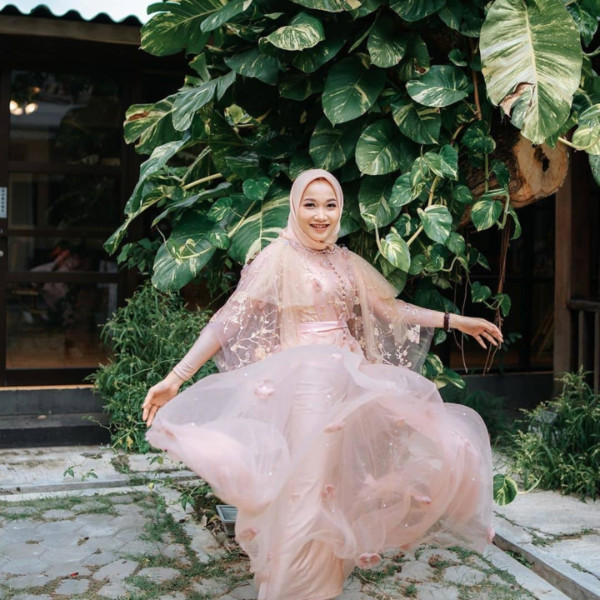 Gaun mewah dinda hauw dari tunangan hingga akad pakai adat palembang. 7 Inspirasi Baju Pesta Yang Anggun Untuk Hijaber Selain Kebaya Womantalk