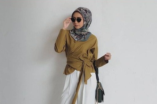 Pakaian atasan wanita terbagi menjadi vest keseluruhan model atasan hadir untuk mereka yang mempunyai beragam gaya. 7 Model Baju Yang Cocok Untuk Celana Kulot Panjang Dan Hijab Simpel Womantalk