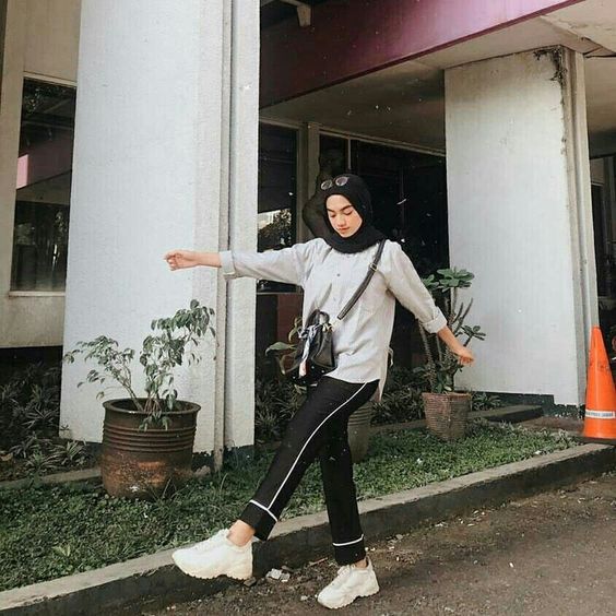 Pose ini cocok untuk memberikan kesan business look dan edgy. 6 Gaya Foto Kekinian Hijab Yang Bisa Anda Tiru Untuk Tampil Keren Womantalk