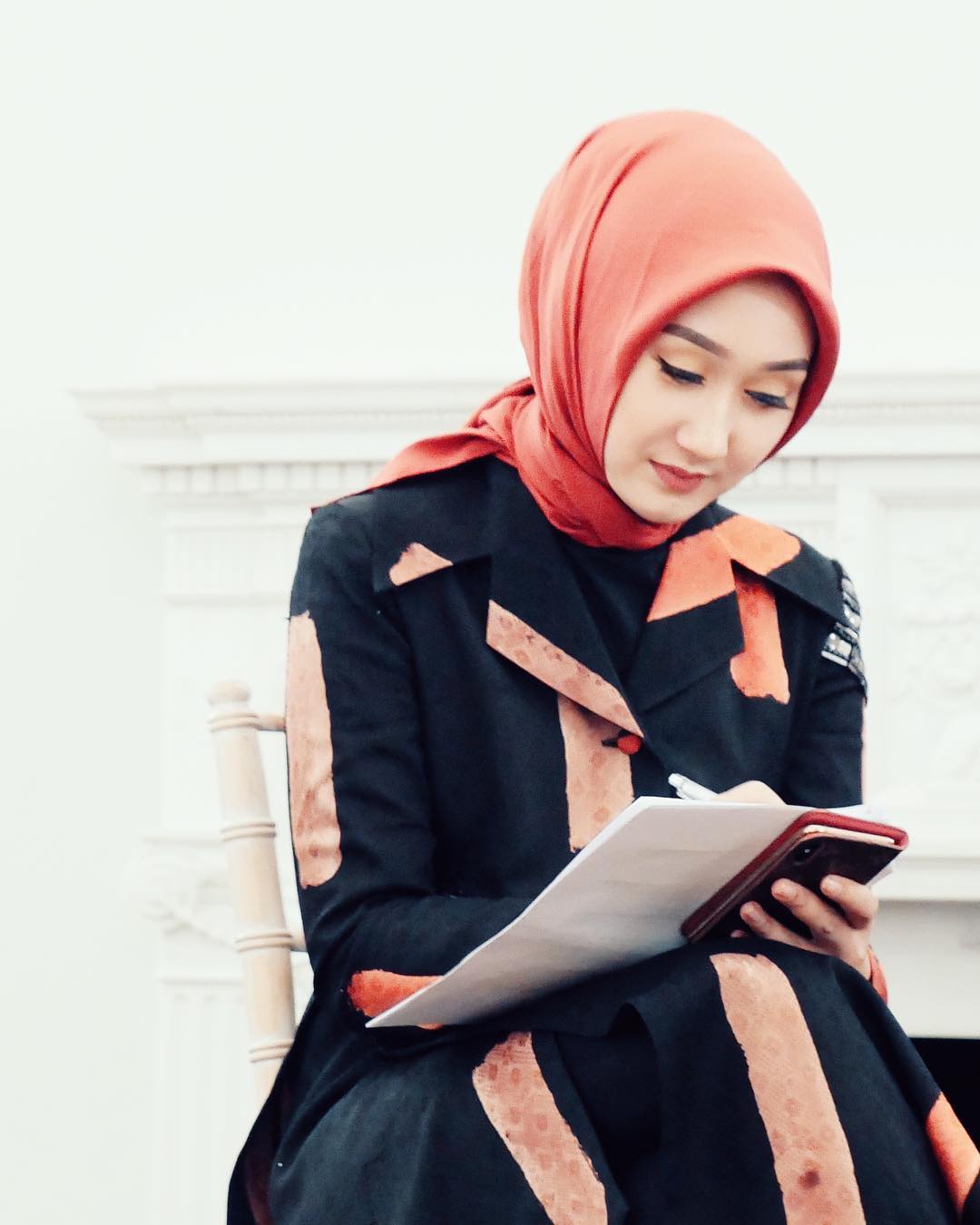 Kamu boleh pakai ikat rambut cepol agar terlihat lebih . 7 Cara Pakai Hijab Segi Empat Untuk Kondangan Womantalk