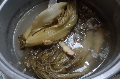 Membuat Sayur Asin Sawi Asin Uwie Arkaweludin Masukkan sawi ke dalam balang dan masukkan air jeruk yang telah ditapis.