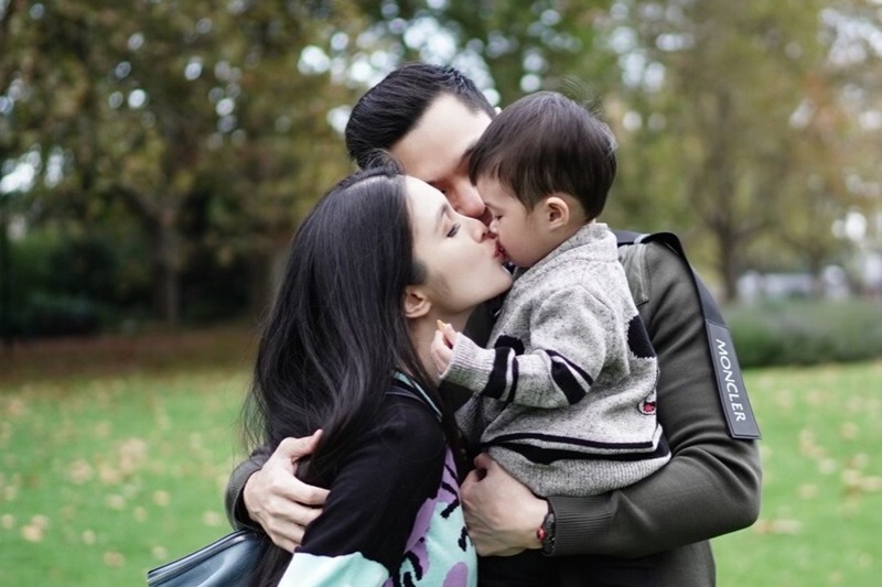 Momen kehamilannya, asmirandah menjalani maternity shoot bersama sang suami. Hamil Tua dan Dikabarkan Punya 3 Pengasuh Anak, Foto