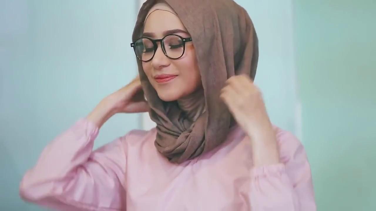 Ambil jilbab segiempat kemudian lipat menjadi segitiga. Tips Pilih Frame Kacamata Khusus Wanita Berjilbab