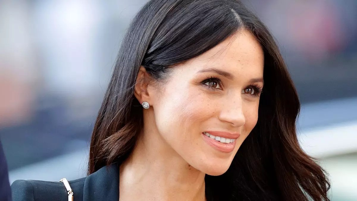 A Fashionable Flourish: Meghan Markle Champions Office Chic with Charm