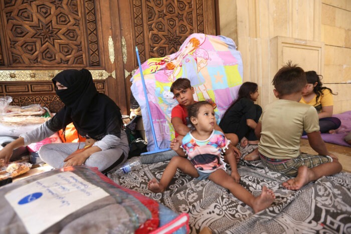 نازحون قرب جامع الأمين في وسط بيروت في الثاني من اكتوبر 2024