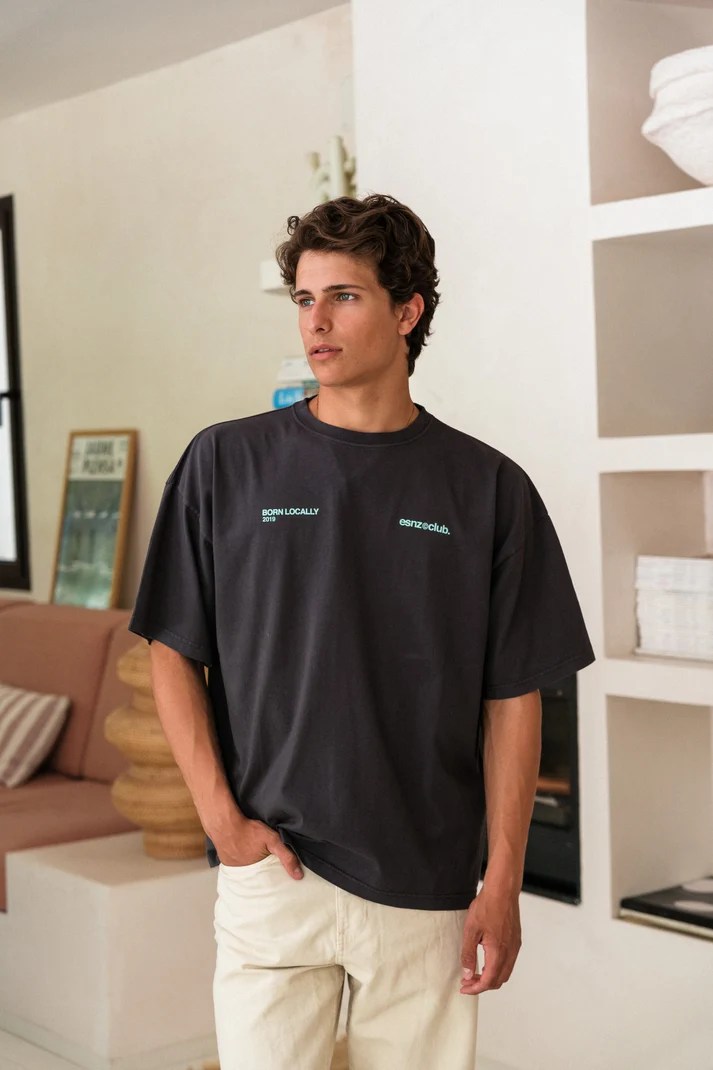 Esenzia Tire District Tee Invierno 2026