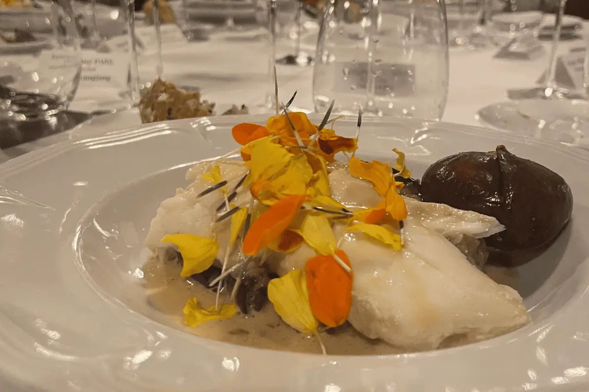 Assiette : Filet de flétan poché au thé vert et agrumes de Jéju + Aubergines laquées aux parfums d'Asie + figue rôtie au balsamique coréen