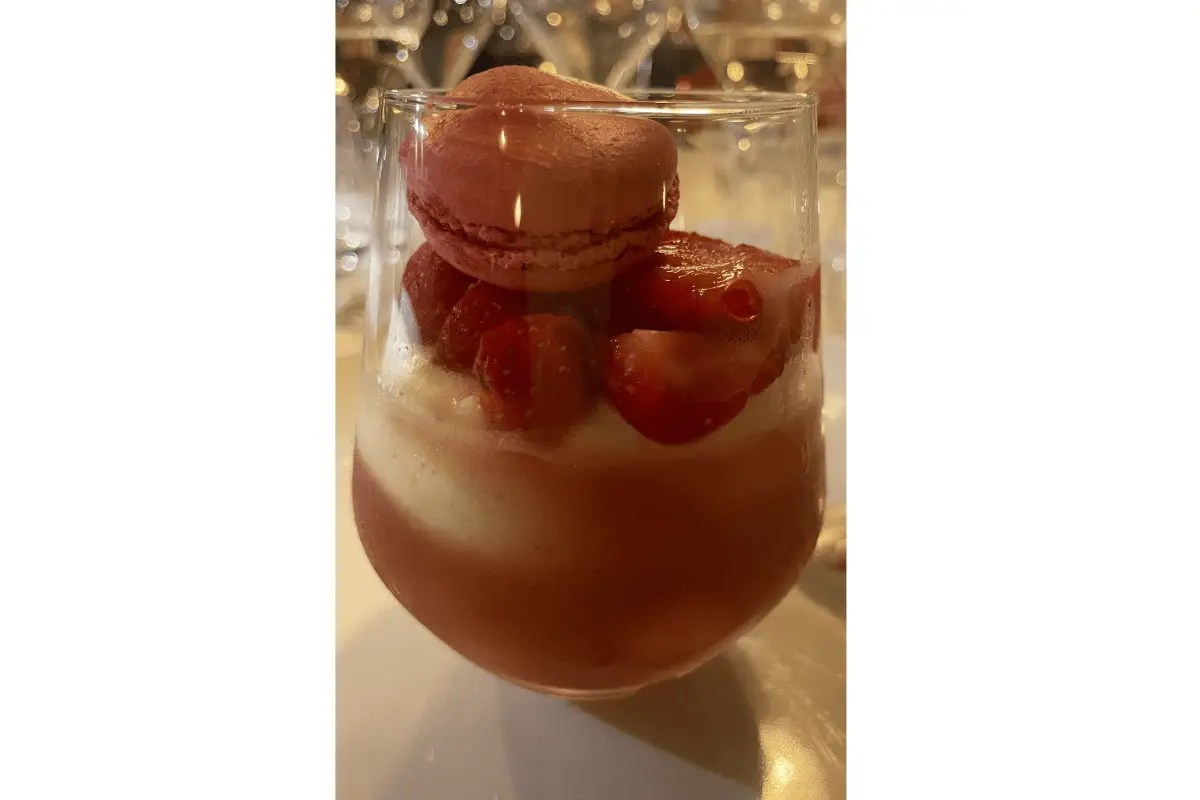 Gel de fraises, basilic et Omija + Crémeux à la vanille de Tahiti + Dacquoise aux amandes